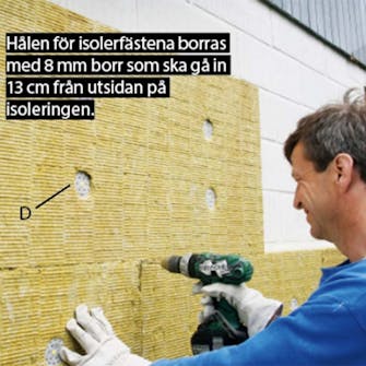 Isolera utvändigt: Isolerfästena placeras så att de håller fast skivorna Isolera utvändigt: Isolerfästena placeras så att de håller fast skivorna